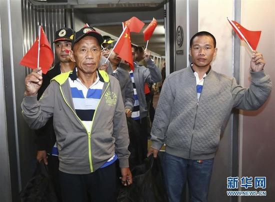 9名遭索马里海盗绑架后获救的中国同胞于25日回国