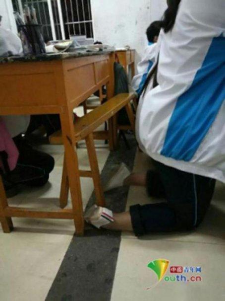 官方回应安徽一高中全班下跪:老师让蹲着听英语听力
