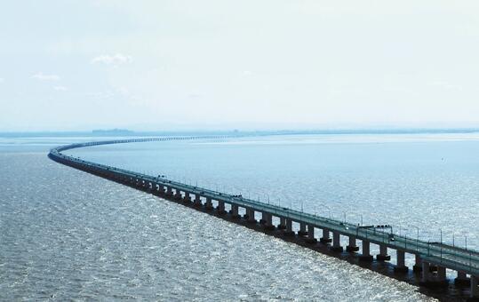 昨天上午10点50分 第一亿辆车开上杭州湾跨海大桥