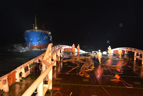 长江口一油船主机故障遇险 17名船员随船获救(图)