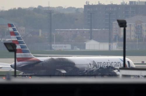 美航客机芝加哥机场起飞时着火致至少21人受伤