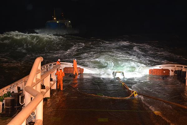 长江口一油船主机故障遇险 17名船员随船获救(图)
