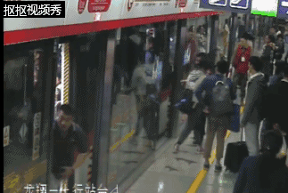 坐地铁时千万别这样做了 男子趁地铁门关上前连抢两部手机