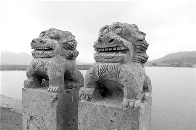 网上流传的湘湖三期两只怪狮子