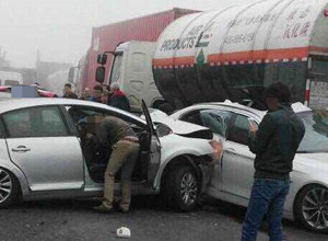 上海浦东高速公路发生交通事故已致4死40伤