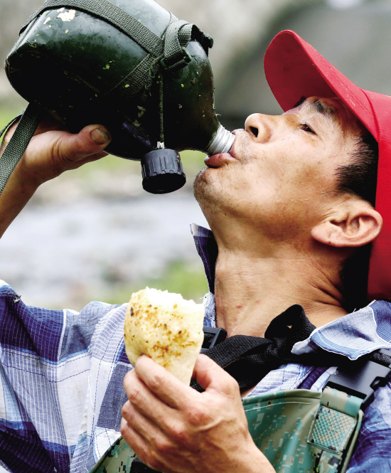 最美河道保洁员 哪里有垃圾就奔哪里