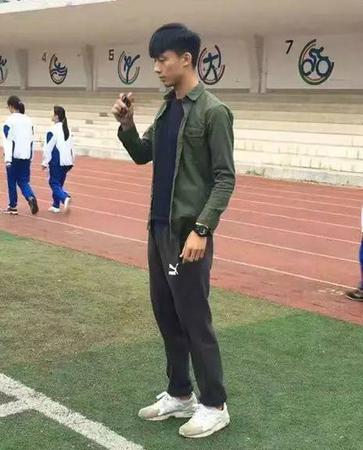 广州一中学校草体育老师爆火 女同学上课眼里只有他