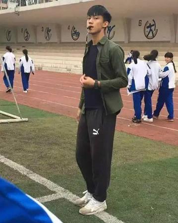 广州一中学校草体育老师爆火 女同学上课眼里只有他