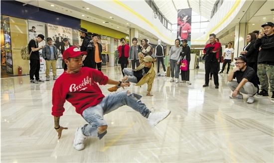 街舞少年十年再聚首 老男孩斗舞致青春_新蓝网