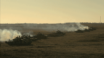 面对复杂的战场态势,红方指挥员命令坦克分队和配属的炮兵分队对蓝军