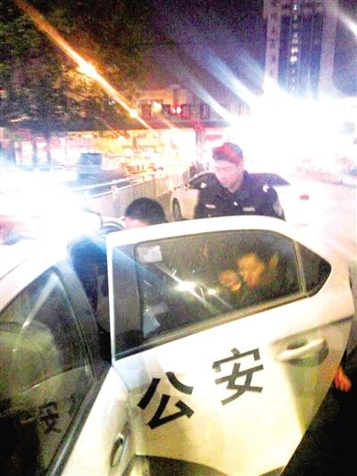 一个满身血腥的男子着急赶路 大半夜连换4辆出租车……