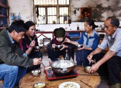 广西桂林114岁最长寿老人:提水洗衣手脚麻利