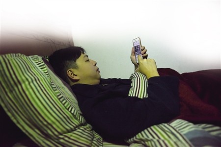 低头族每天躺床上玩手机超3小时 一月后左手伸