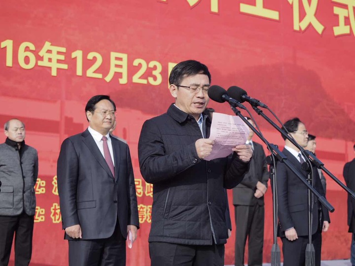 55:施工单位代表中铁隧道局总经理唐忠表态发言.