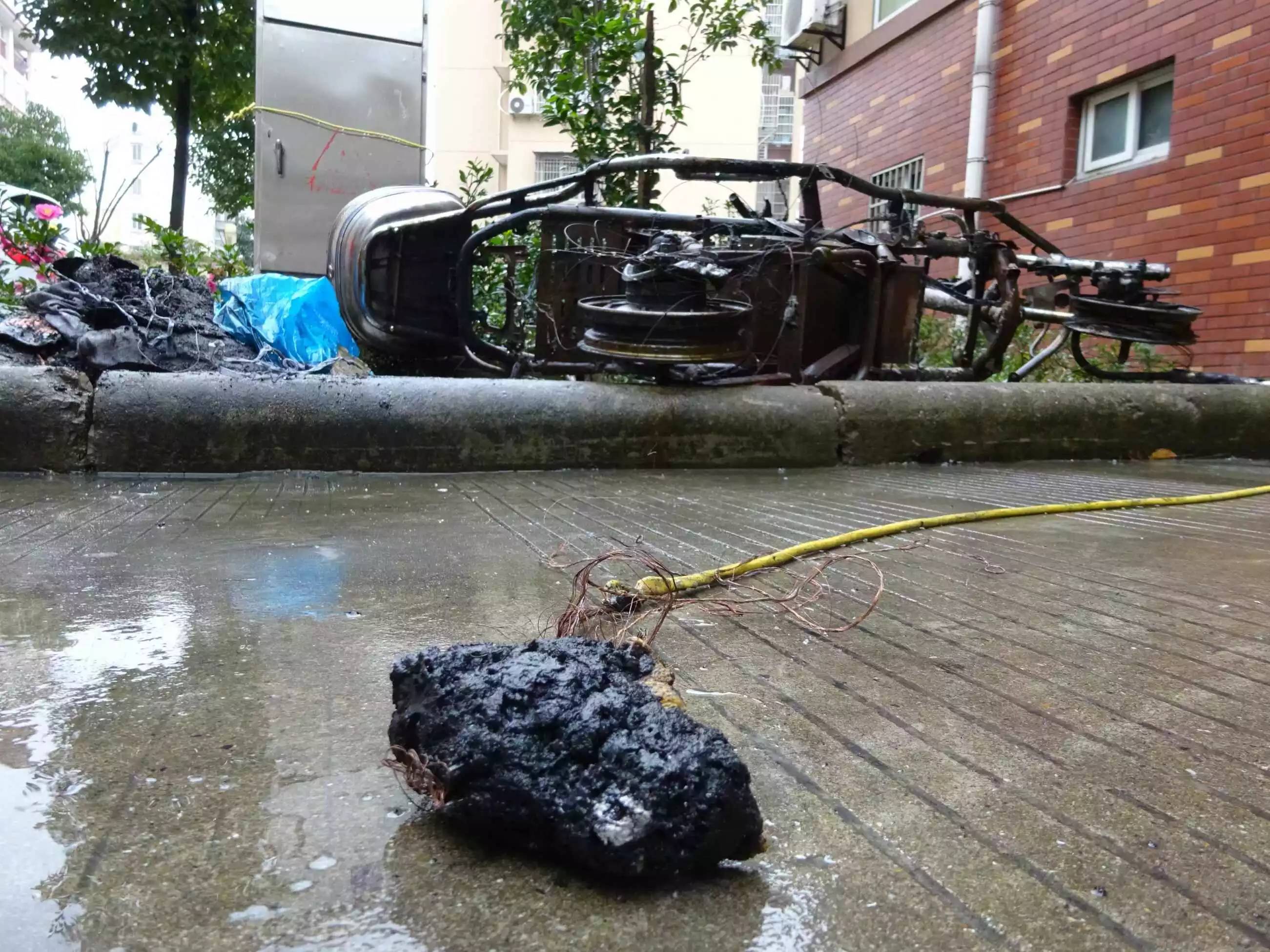 楼道起火致一幢楼差点被烧光 起因竟是一根充电线