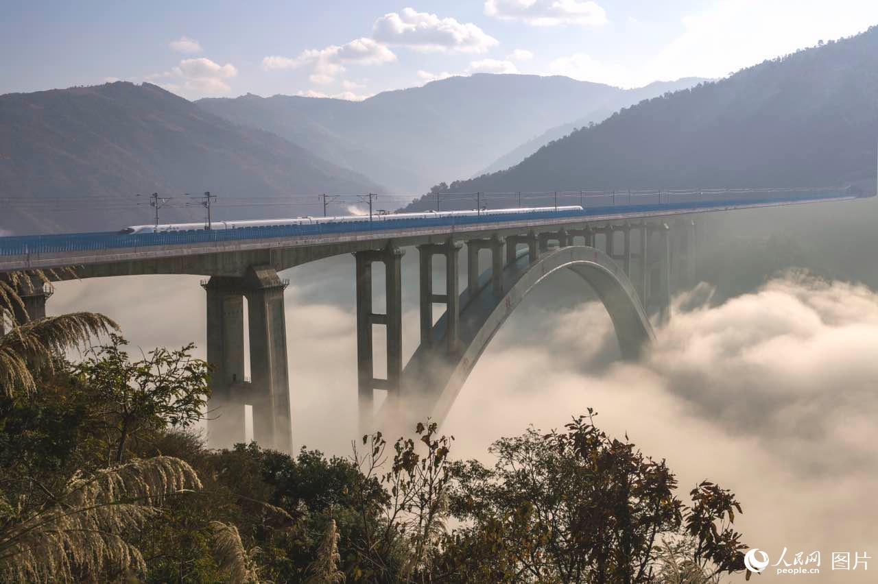 大桥凌空飞跨南盘江,江面到桥面的高度超过了270米,属世界之最