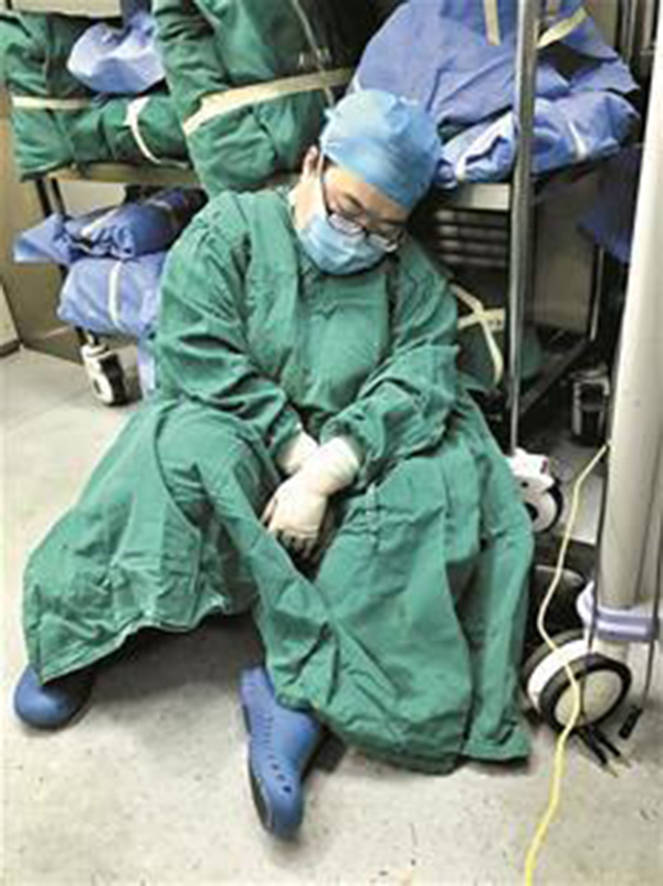 武汉一妇产科医生工作36小时参与10台手术 就地睡着