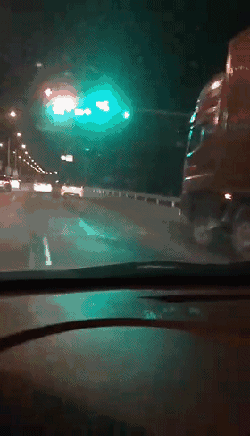 飙车?兰博基尼撞上隔离带 毛估估损失可达上百万