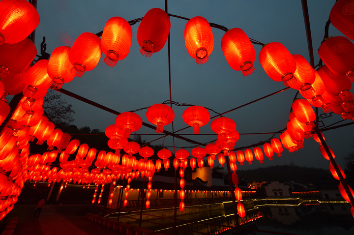 红灯笼挂起来,大饽饽火起来!春运列车上年味好浓