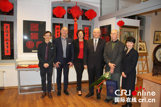 (从右至左)蔡炼参赞,策展人,乌尔班副市长,巴耶夫斯卡主任,市议会