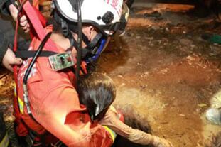 陕西男童掉入50米深井 经10个小时救援成功救出