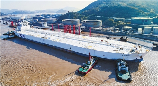 全球最大油轮停靠宁波舟山港