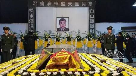 痛心!民警身中21刀壮烈牺牲 母亲悲伤过度离世