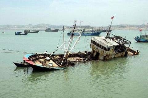 一渔船在浙江舟山外海沉没 7人获救13人下落不明