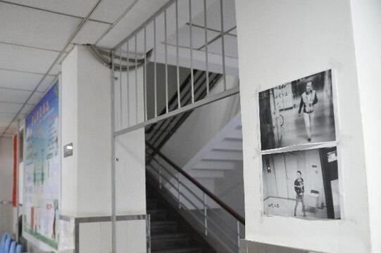 医院将小偷照片贴走廊提醒防盗 律师:做法欠妥_新蓝网