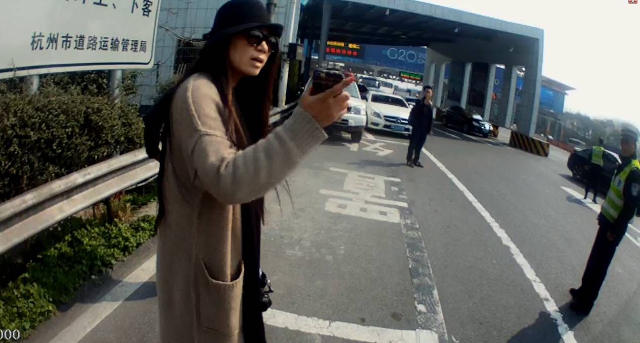 杭州一奔驰女司机违章89次被扣209分!还对交