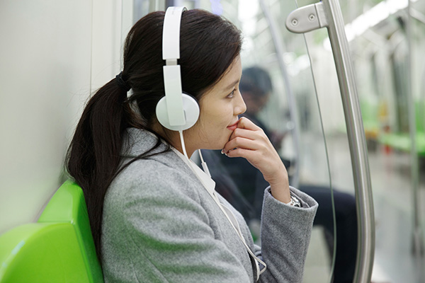 地铁里听耳机或伤耳朵!专家细数那些损伤听力