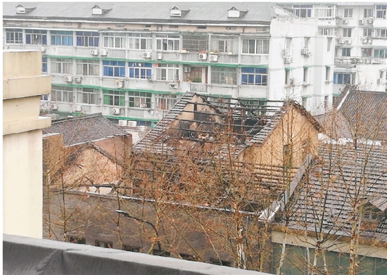 杭州解放路火灾后 奎元馆正常营业乐通琴行损