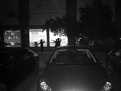 四辆车倒进河里 文二路这个车位可能是杭州最