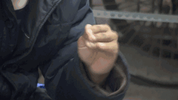 拇指和食指会一起摩擦