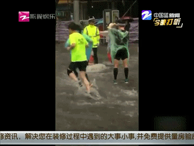 踩涌泉井盖 体重刚过百斤的交警 暴雨中当