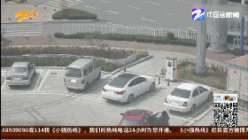 山东一女司机停不进车位竟用手抬 过来帮忙的小伙亮了