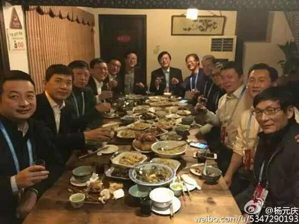 百度董事长李彦宏、腾讯董事长马化腾、搜狐董事局主席兼CEO张朝阳、网易CEO丁磊、新浪总裁兼CEO曹国伟、携程CEO梁建章等互联网大佬都聚在一起吃饭,他们吃的都是网易猪肉。 3月28日,网易公开直播自家生态养猪场。 网易味央养猪场占地1200亩,其中有大部分土地均保持原始竹林、板栗林、茶园等植被。这些植被不仅为猪场提供了隔离外界病源和污染的屏障,还可以消纳养殖产生的有机肥料。