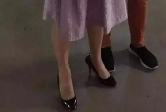 穿高跟鞋的危害到底有多大 0b563621fec63f85bc54f9ae538c1889.jpg