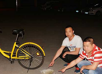 成都两男子共享单车扫码失败怒砸车锁被民警抓