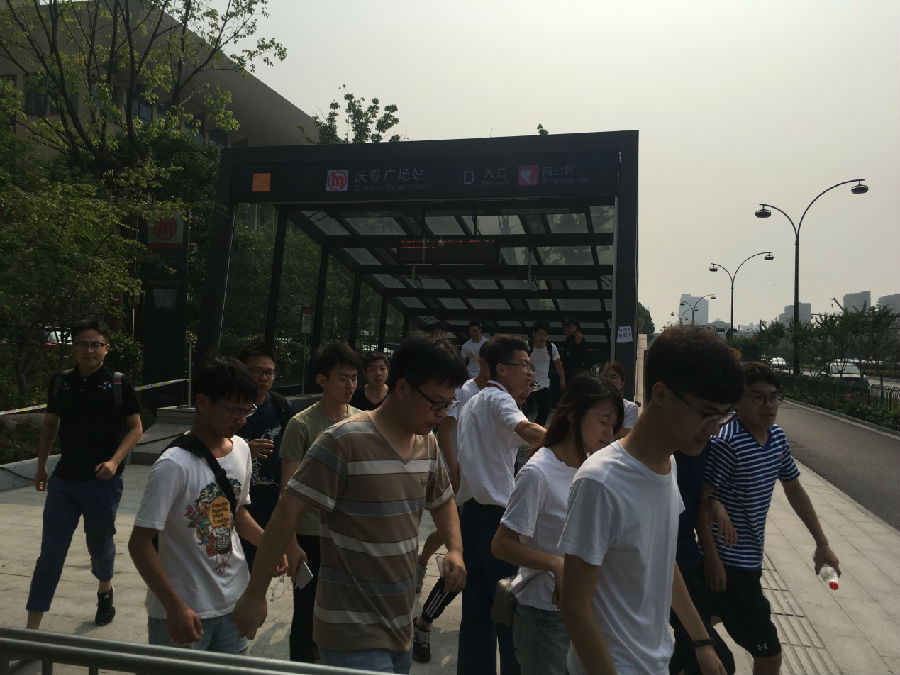 在杭州闹市区庆春广场附近的地铁二号线庆春广场站d出口突然出现特警