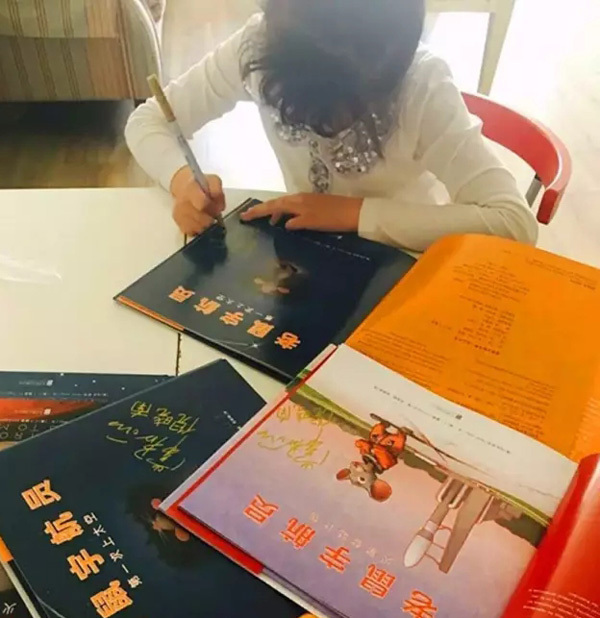 一周读5本英文书 宁波8岁女孩翻译世界热销童