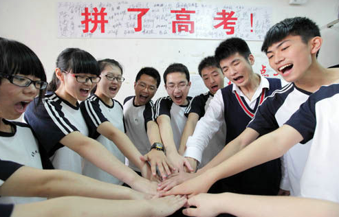 名校温情喊话高考生:祝旗开得胜 我们在大学等