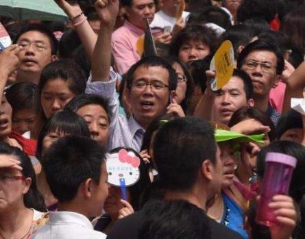 小孩入学须父母出具 无犯罪证明 教育局称已调