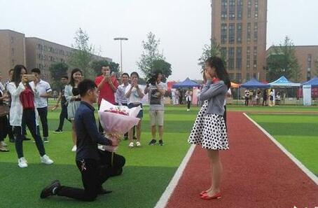 四川大学生毕业典礼现场霸气求婚:明年我要当