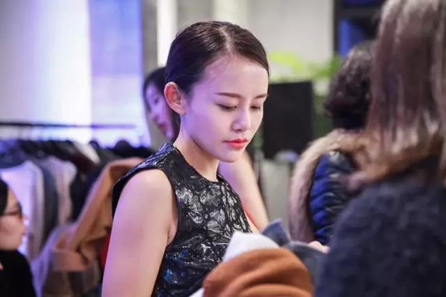 爱美的她放弃铁饭碗 这个职业买手不走寻常