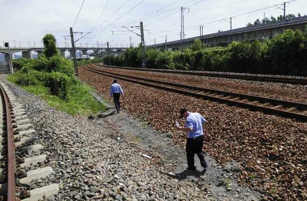 危险!杭州一无人航拍机飞越铁路上空时坠落