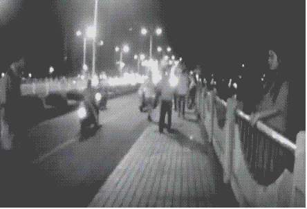 女孩为了威胁男友准备跳桥 周围吃瓜群众竟在起哄?