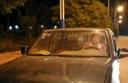 情侣深夜在驾驶座上“叠罗汉”被巡警发现 坐姿辣眼睛