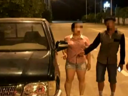 情侣深夜在驾驶座上“叠罗汉”被巡警发现 坐姿辣眼睛