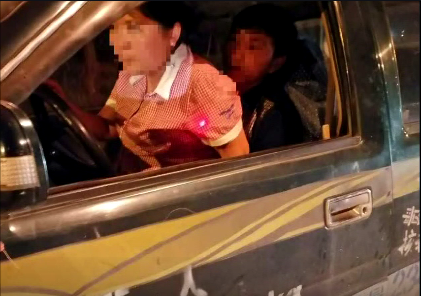 情侣深夜在驾驶座上“叠罗汉”被巡警发现 坐姿辣眼睛